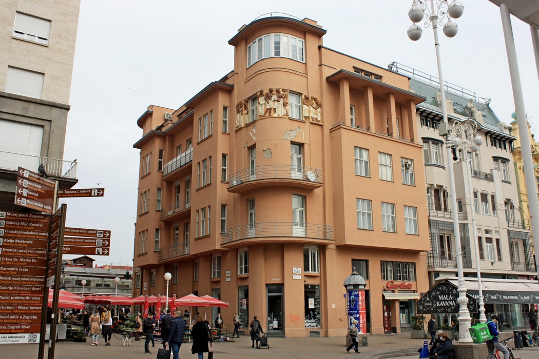 Reprezentativna trokatna stambeno-poslovna palača Popović na uglu Jelačićev trg 4 /Splavnice /Pod zidom sagrađena je 1906./1907. prema projektu Aladara Baranyaija. Građena za zagrebačkog trgovca i kućevlasnika Fedora Popovića prva je velika narudžba atelijera Benedik i Baranyai i ujedno prvo u nizu Baranyaijevih uspjelih projektantskih rješenja donjogradskih blokova uglovnicama, kojima je zajedničko neutraliziranje masivnosti zaobljenim formama. Secesijsko pročelje je velik dio prvobitnog izgleda izgubilo purifikacijom iz 1915. god., kada su uklonjene kamene oplate i dio dekoracije, a prigradnjama 1932. god. odnosno pregradnjom 1940. god. znatno je preoblikovan i unutrašnji prostor.